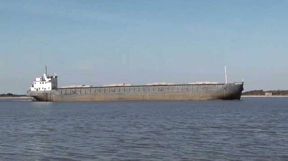 Navio de grande porte navega no Canal de São Gonçalo, ligação natural entre a Lagoa dos Patos e a Lagoa Mirim, no sul do Rio Grande do Sul (foto da internet)